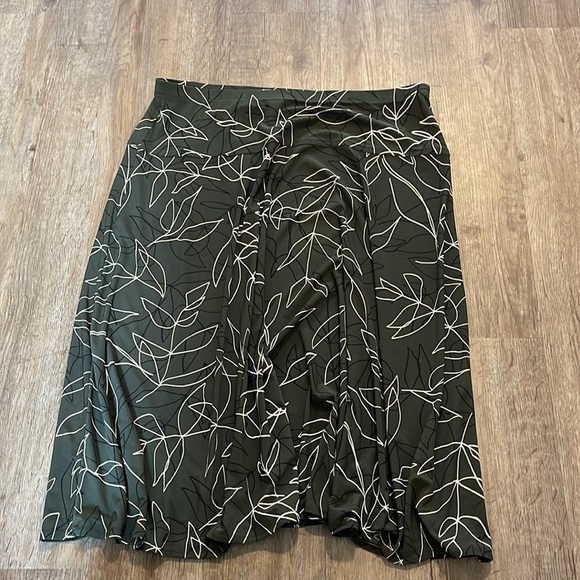 ROZ & ALI GREEN FLORAL MIDI SKIRT - Picture 1 of 5